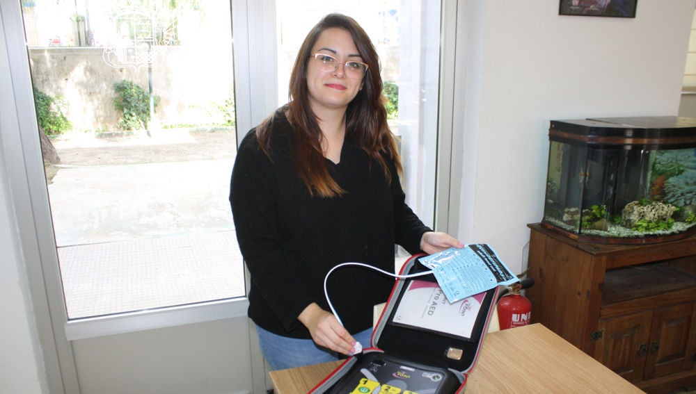 Mélani Sánchez, concejala de Salud en Novelda, con uno de los desfibriladores adquiridos.