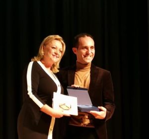 Tomás Ferrando y Mª Carmen Ferrández, concejala de Cultura de Albatera, en la entrega de premios. Tomás Ferrando y Mª Carmen Ferrández, concejala de Cultura de Albatera, en la entrega de premios.