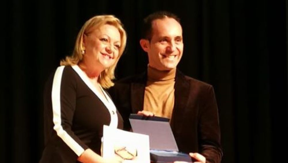 Tomás Ferrando y Mª Carmen Ferrández, concejala de Cultura de Albatera, en la entrega de premios.