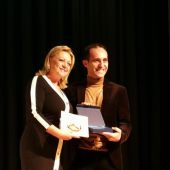 Tomás Ferrando y Mª Carmen Ferrández, concejala de Cultura de Albatera, en la entrega de premios.