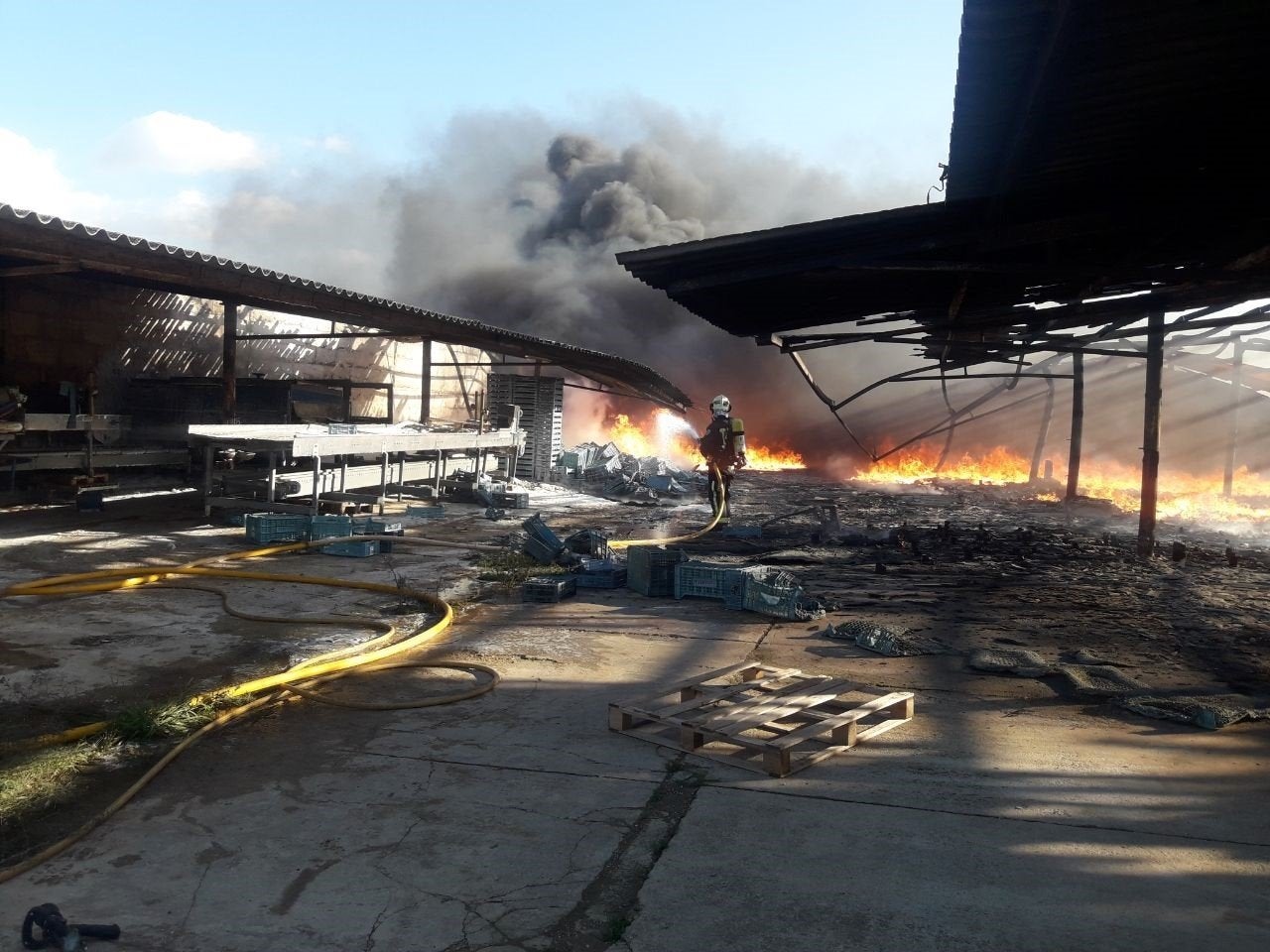 Los Bomberos de Mallorca sofocan un incendio en una nave agrícola en Santa Margalida Los Bomberos de Mallorca sofocan un incendio en una nave agrícola en Santa Margalida