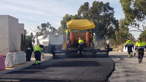 Trabajos de asfaltado en el Cementerio Nuevo de Elche.