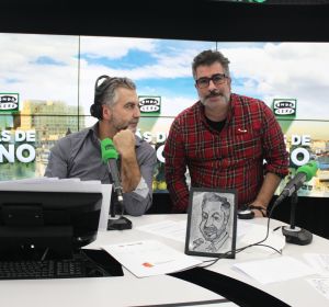 Agustín Jiménez regala a Carlos Alsina una caricatura. Agustín Jiménez regala a Carlos Alsina una caricatura.