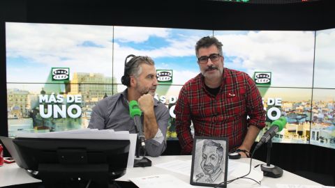 Agust&iacute;n Jim&eacute;nez regala a Carlos Alsina una caricatura.