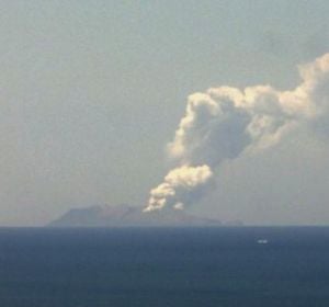 El volcán entra en erupción. El volcán entra en erupción.