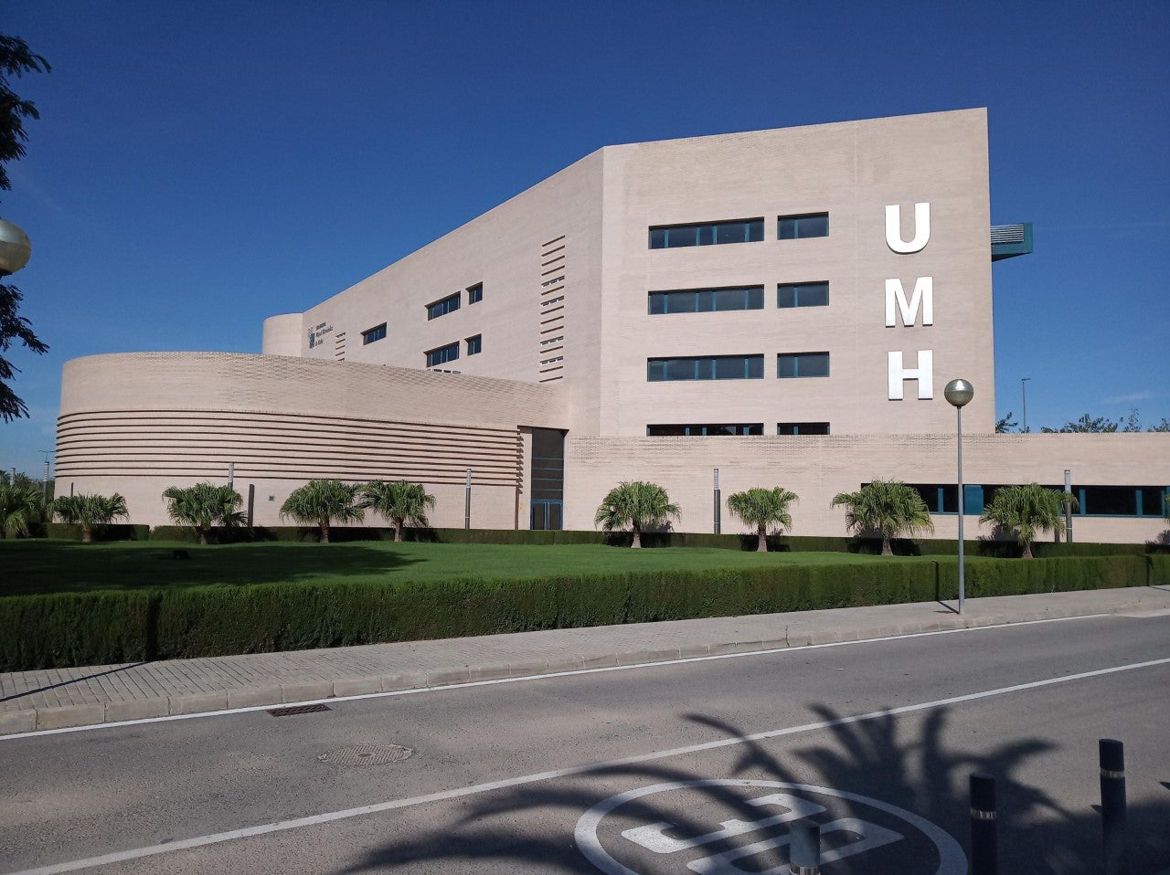 La UMH de Elche agotará las vías y recursos a su alcance para tratar de evitar que Medicina se implante en la UA La UMH de Elche agotará las vías y recursos a su alcance para tratar de evitar que Medicina se implante en la UA