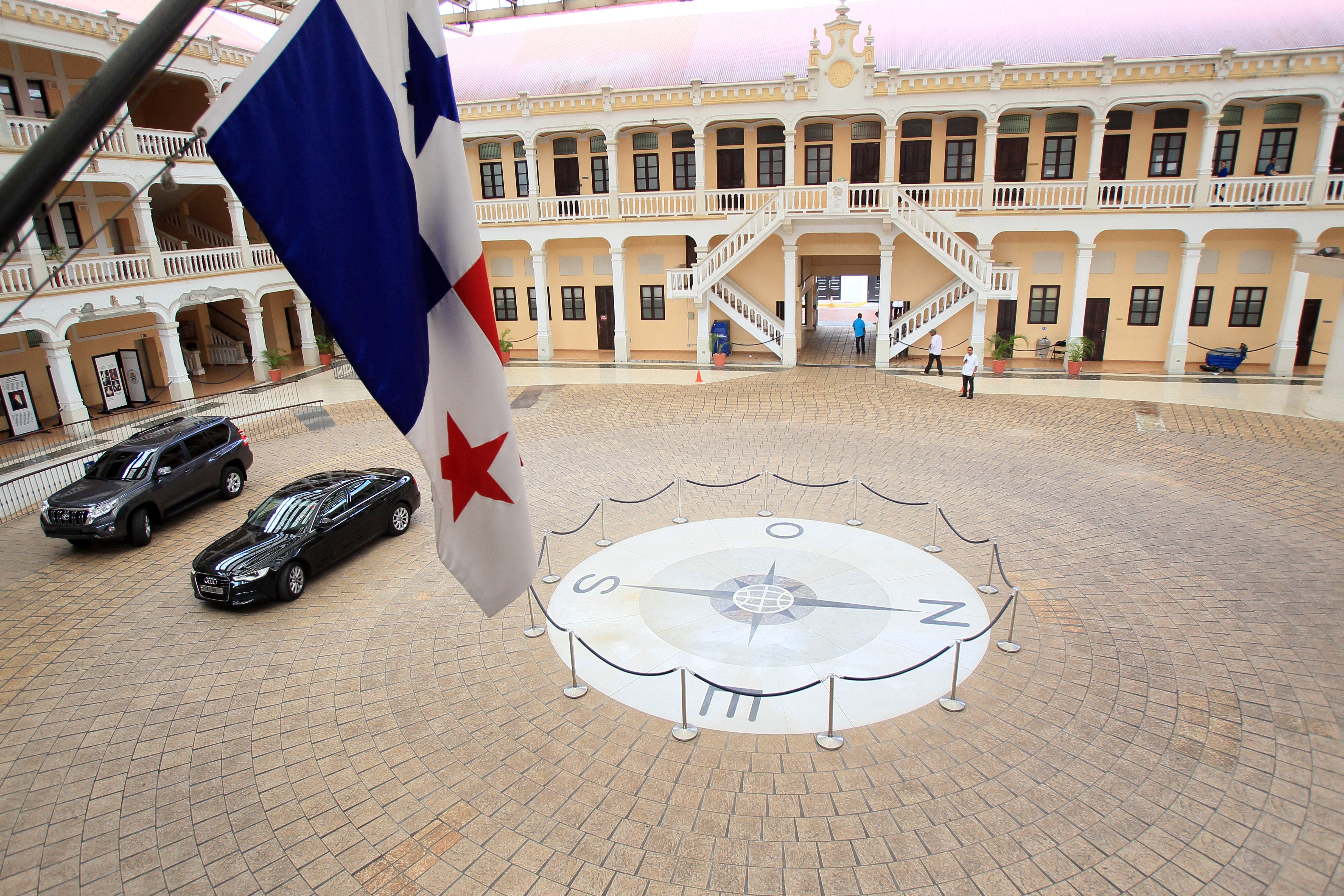 Militares venezolanos salen tras ocho meses en la embajada de Panamá en Caracas Militares venezolanos salen tras ocho meses en la embajada de Panamá en Caracas