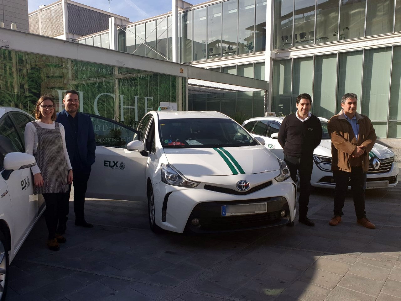 Los taxis de Elche cumplen 40 años de servicio con una imagen renovada y fijando plazos para la transformación ecológica de toda su flota de vehículos Los taxis de Elche cumplen 40 años de servicio con una imagen renovada y fijando plazos para la transformación ecológica de toda su flota de vehículos