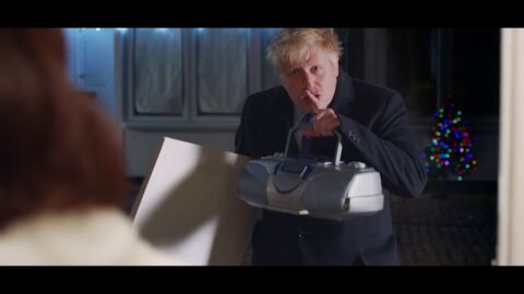 Boris Johnson parodia la cl&aacute;sica escena de 'Love Actually' para pedir el voto en las elecciones 