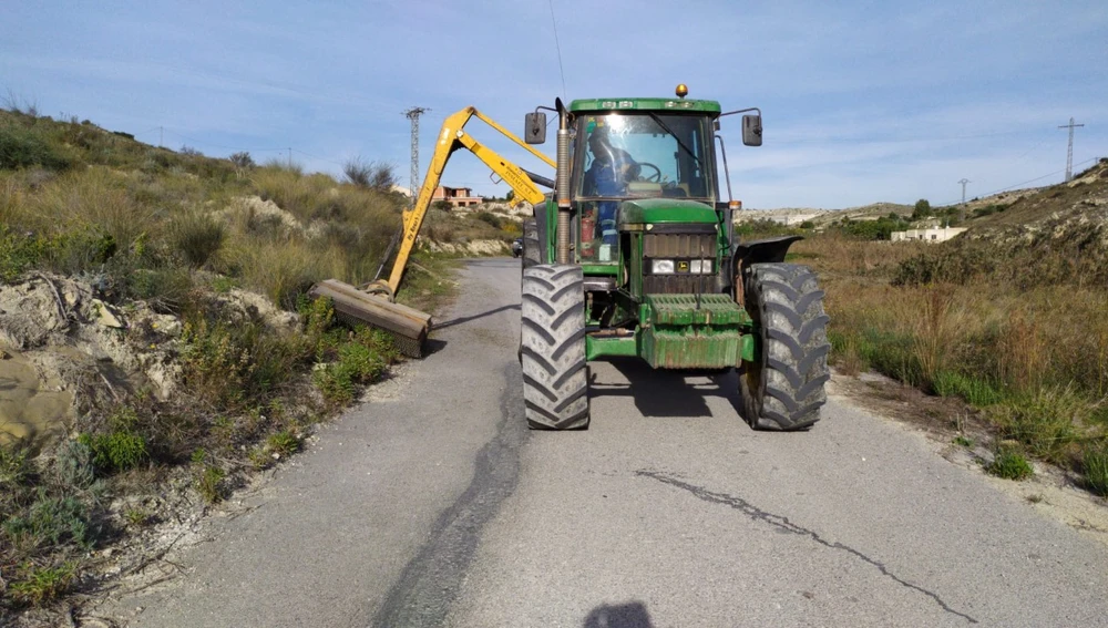 Trabajos de limpieza y desbroce en un camino de Aspe. Trabajos de limpieza y desbroce en un camino de Aspe.