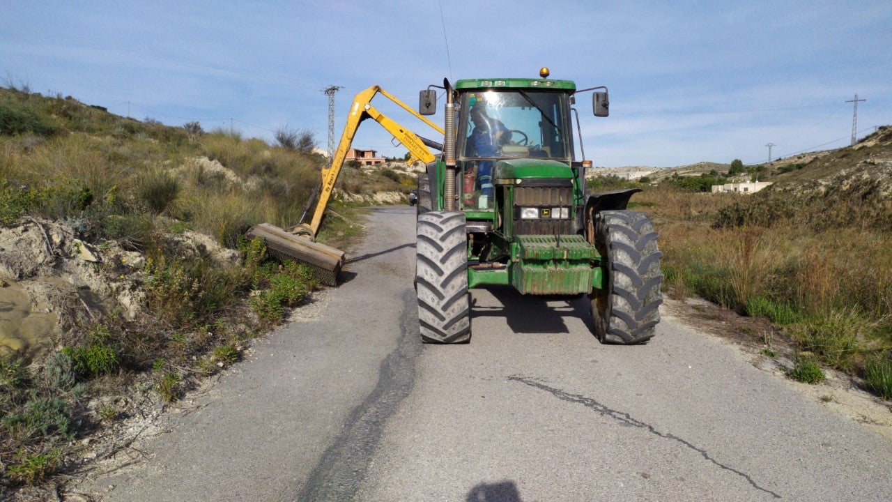 La segunda fase de desbroce y limpieza de caminos de Aspe llega a una decena de zonas rurales La segunda fase de desbroce y limpieza de caminos de Aspe llega a una decena de zonas rurales