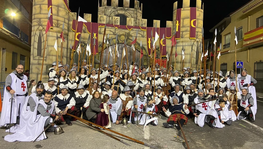 Festeros de Moros y Cristianos de Elda y Petrer en las fiestas de Monforte del Cid. Festeros de Moros y Cristianos de Elda y Petrer en las fiestas de Monforte del Cid.