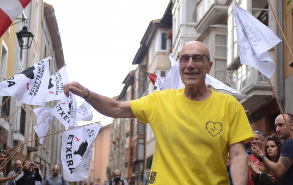 Víctimas del terrorismo se concentran en contra de la charla del etarra José Ramón López de Abetxuko Víctimas del terrorismo se concentran en contra de la charla del etarra José Ramón López de Abetxuko