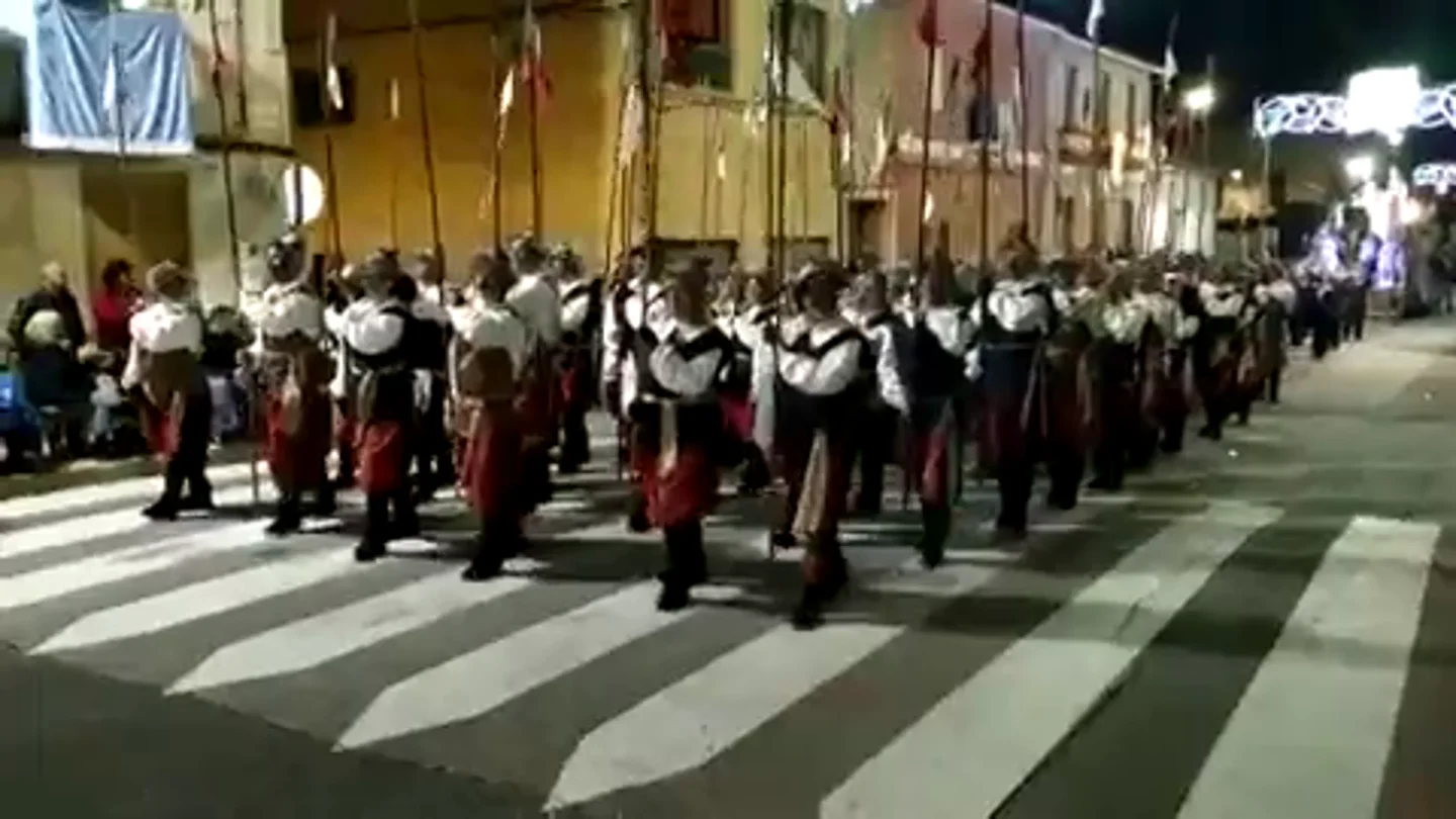 Festeros de Moros y Cristianos de Elda y Petrer en las fiestas de Monforte del Cid. Los Moros y Cristianos de Elda y Petrer comparten brillo en las fiestas de Monforte del Cid