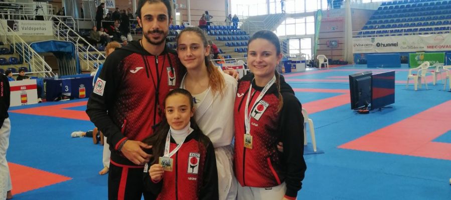 El Club Shotokan Carrús acudió a Valdepeñas con cuatro representantes y regresó a Elche con dos medallas. El Club Shotokan Carrús acudió a Valdepeñas con cuatro representantes y regresó a Elche con dos medallas.