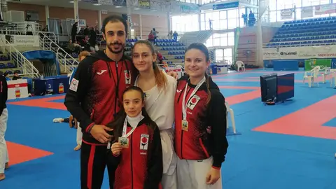 El Club Shotokan Carrús acudió a Valdepeñas con cuatro representantes y regresó a Elche con dos medallas. KÁRATE
