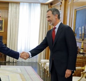 El rey Felipe VI saluda al líder del Partido Socialista PSOE, Pedro Sánchez El rey Felipe VI saluda al líder del Partido Socialista PSOE, Pedro Sánchez