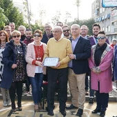 Joan Segovia recibiendo una placa de honor Joan Segovia recibiendo una placa de honor