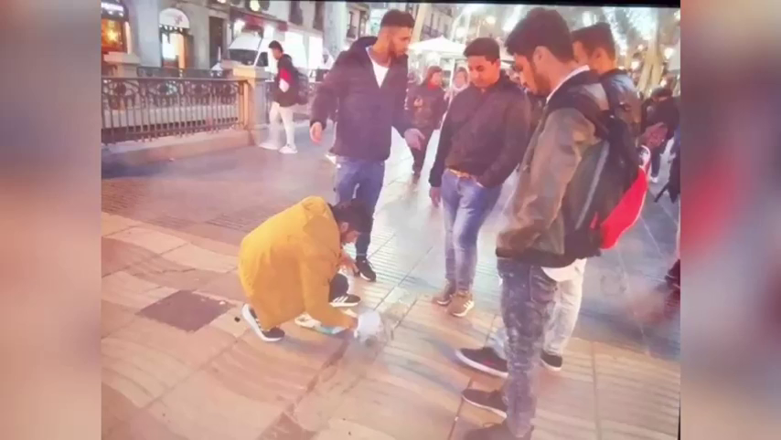 Cuatro jóvenes causan daños en el memorial a las víctimas de los atentados del 17-A Cuatro jóvenes causan daños en el memorial a las víctimas de los atentados del 17-A