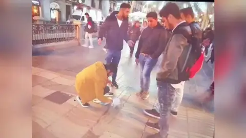 Cuatro jóvenes echan cemento y dañan el memorial de Las Ramblas a las víctimas de los atentados del 17-A Cuatro jóvenes echan cemento y dañan el memorial de Las Ramblas a las víctimas de los atentados del 17-A