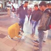 Cuatro jóvenes echan cemento y dañan el memorial de Las Ramblas a las víctimas de los atentados del 17-A