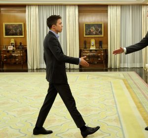 Errejón saluda al Rey en La Zarzuela. Errejón saluda al Rey en La Zarzuela.