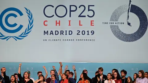 Varios activistas cantan y alzan sus puños después de la sesión plenaria de la Cumbre Climática Varios activistas cantan y alzan sus puños después de la sesión plenaria de la Cumbre Climática