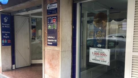 Establecimiento de Santa Pola en el que se ha sellado el boleto premiado. Establecimiento de Santa Pola en el que se ha sellado el boleto premiado.