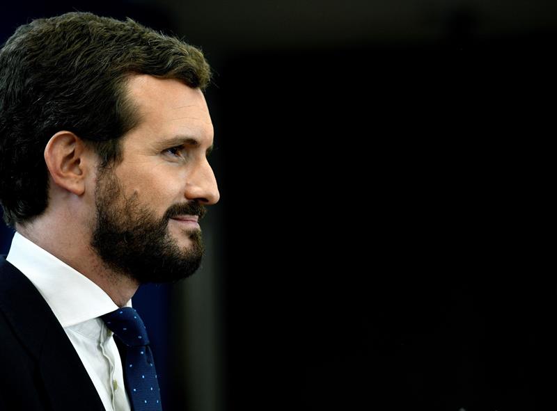 Casado afea a Sánchez que incluya a Torra en su ronda de llamadas Casado afea a Sánchez que incluya a Torra en su ronda de llamadas