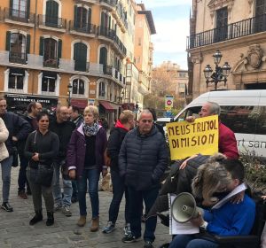 Concentración de Stop Desahucios frente a Cort Concentración de Stop Desahucios frente a Cort