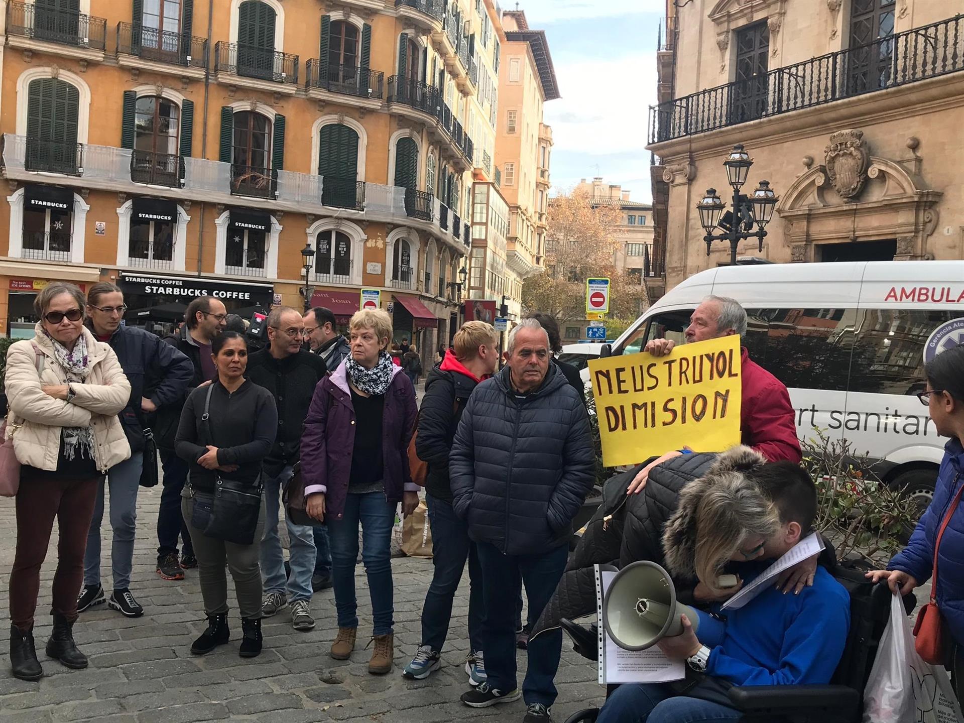 Stop Desahucios pide la dimisión de Neus Truyol que no ha recibido a la familia desalojada Stop Desahucios pide la dimisión de Neus Truyol que no ha recibido a la familia desalojada
