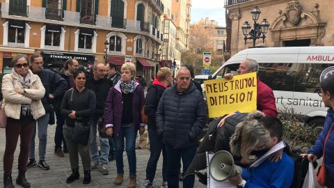Concentraci&oacute;n de Stop Desahucios frente a Cort 