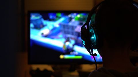 Niño jugando a videojuegos Niño jugando a videojuegos