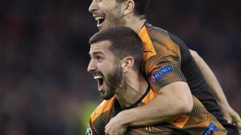 Gay&aacute;, con el otro canterano Carlos Soler. 