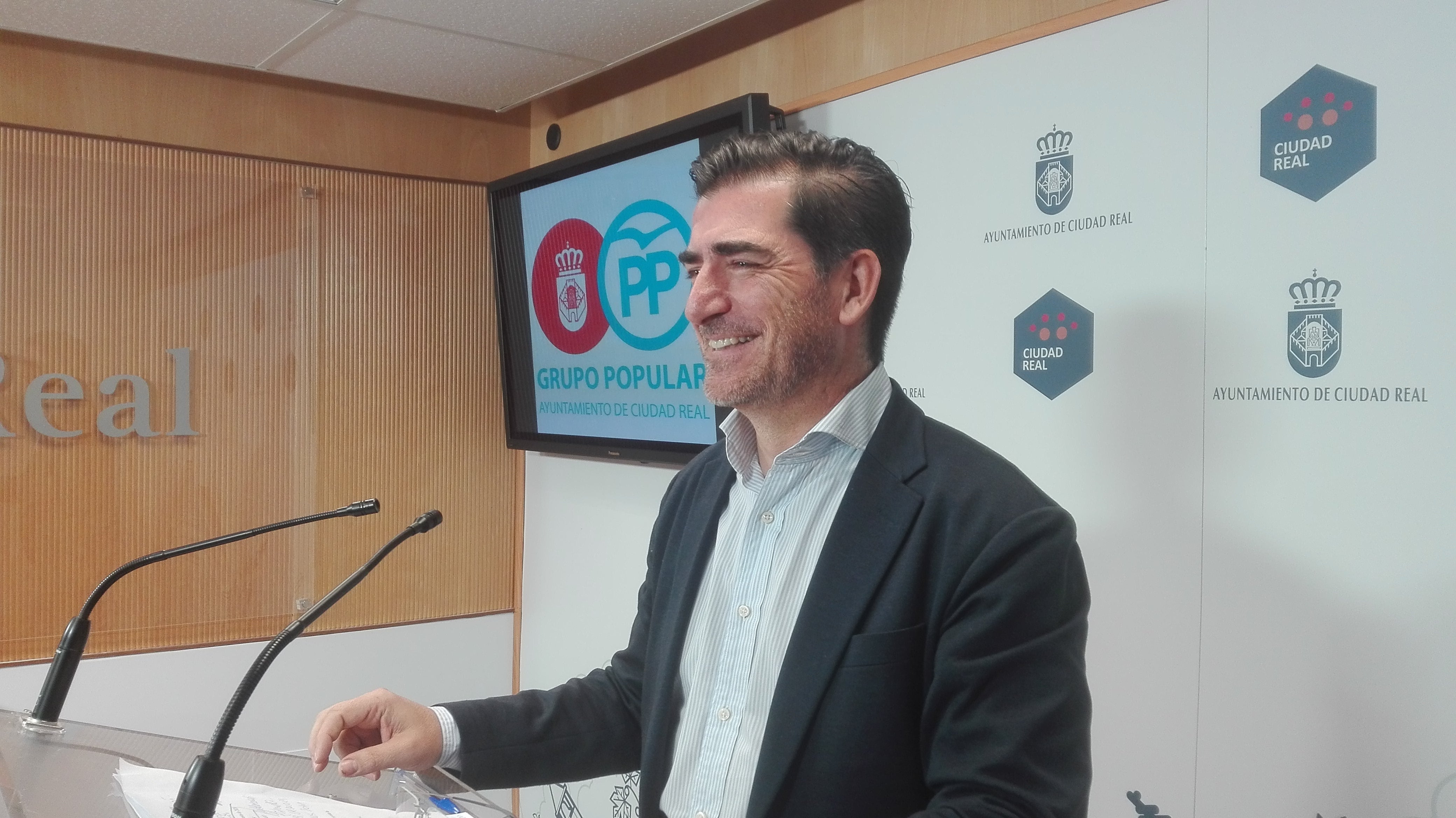 El PP denuncia que Zamora quiere "meter un gol por la escuadra" a los vecinos con un Plan de Inversiones Plurianual El PP denuncia que Zamora quiere "meter un gol por la escuadra" a los vecinos con un Plan de Inversiones Plurianual