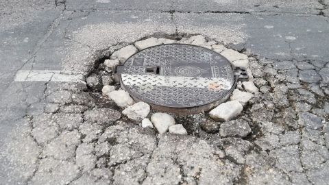 Trapa de alcantarillado en el pol&iacute;gono de Carr&uacute;s.