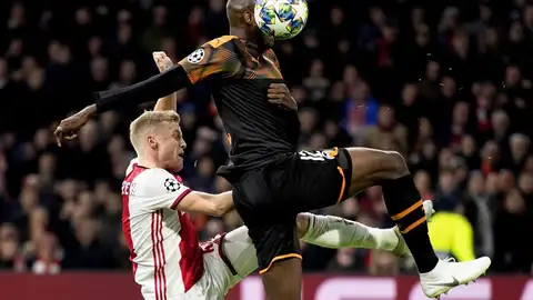 Van de Beek, en una acción ante el Valencia. Van de Beek, en una acción ante el Valencia.