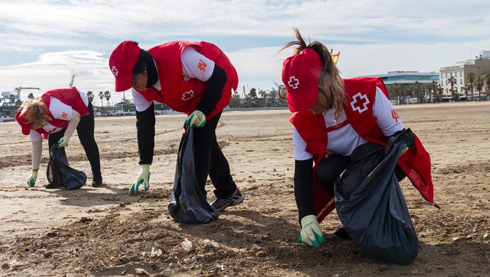 Varios voluntarios recogen residuos en la playa de El Cabanyal de València