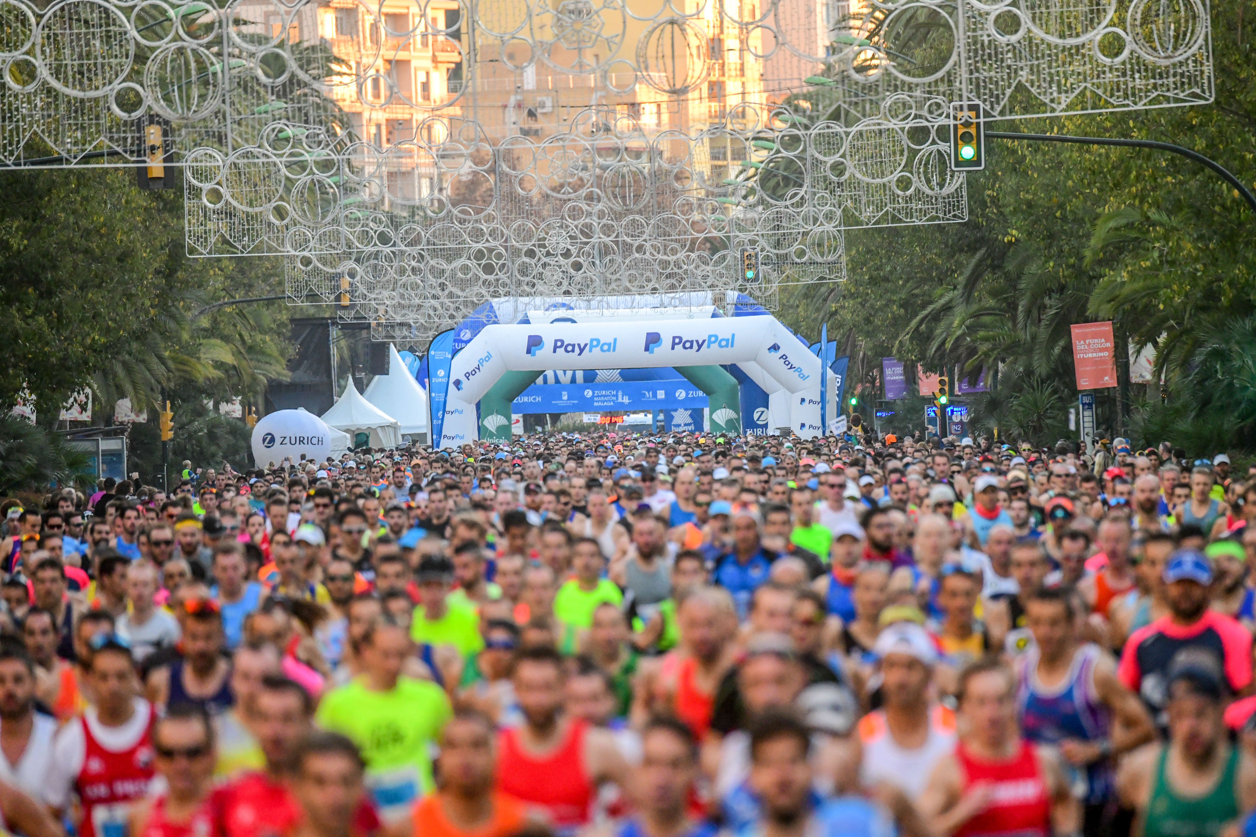 "Correr un maratón te cambia la vida". Nos adentramos en los 42 kilómetros y 195 metros de la mano de organizadores, sanitarios, corredores populares y atletas "Correr un maratón te cambia la vida". Nos adentramos en los 42 kilómetros y 195 metros de la mano de organizadores, sanitarios, corredores populares y atletas