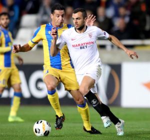 Jordán conduce el balón ante un rival del APOEL Jordán conduce el balón ante un rival del APOEL
