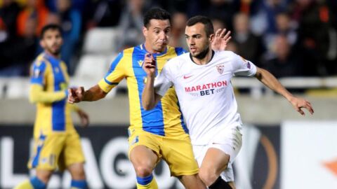Jord&aacute;n conduce el bal&oacute;n ante un rival del APOEL