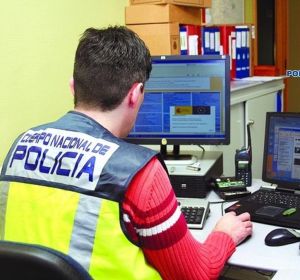 Un policía nacional trabajando Un policía nacional trabajando