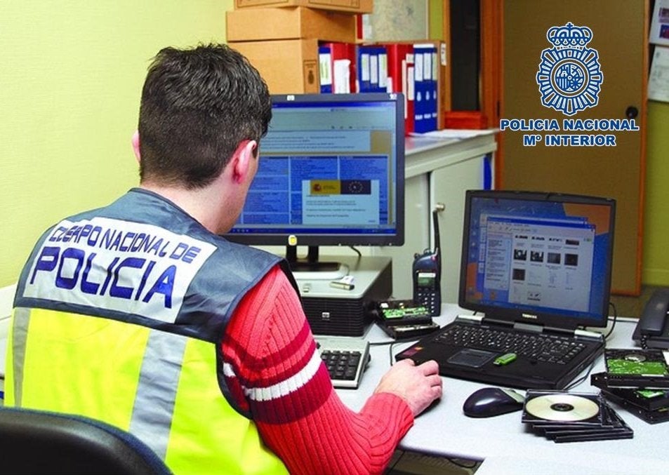 Imponen una orden de alejamiento a los funcionarios detenidos por quedarse la tasas del DNI Imponen una orden de alejamiento a los funcionarios detenidos por quedarse la tasas del DNI