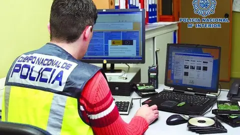 Un policía nacional trabajando Un policía nacional trabajando