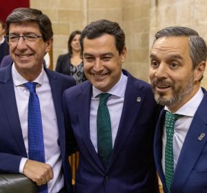 Juanma Moreno (c) , junto al vicepresidente Juan Marín (i), felicitan al consejero de Hacienda, Juan Bravo (d), tras la aprobación este jueves en la Cámara autonómica del presupuesto de la Junta de Andalucía del 2020. Juanma Moreno (c) , junto al vicepresidente Juan Marín (i), felicitan al consejero de Hacienda, Juan Bravo (d), tras la aprobación este jueves en la Cámara autonómica del presupuesto de la Junta de Andalucía del 2020.