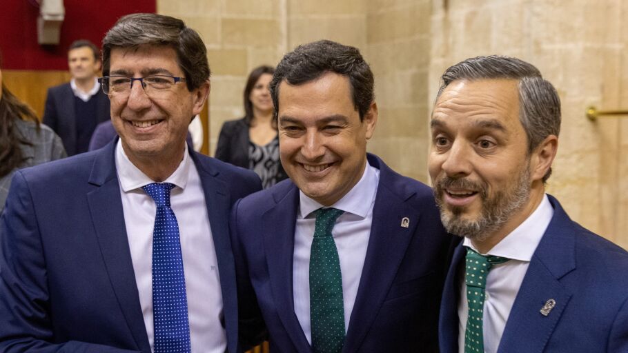 Juanma Moreno (c) , junto al vicepresidente Juan Mar&iacute;n (i), felicitan al consejero de Hacienda, Juan Bravo (d), tras la aprobaci&oacute;n este jueves en la C&aacute;mara auton&oacute;mica del presupuesto de la Junta de Andaluc&iacute;a del 2020.