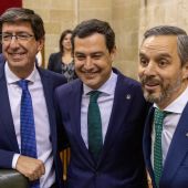 Juanma Moreno (c) , junto al vicepresidente Juan Marín (i), felicitan al consejero de Hacienda, Juan Bravo (d), tras la aprobación este jueves en la Cámara autonómica del presupuesto de la Junta de Andalucía del 2020.
