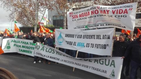 Los regantes han protestado frente a la sede de la CHG