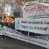 Los regantes han protestado frente a la sede de la CHG Los regantes han protestado frente a la sede de la CHG