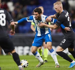 El jugador del Espanyol Ferreyra rodeado de rivales del CSKA El jugador del Espanyol Ferreyra rodeado de rivales del CSKA